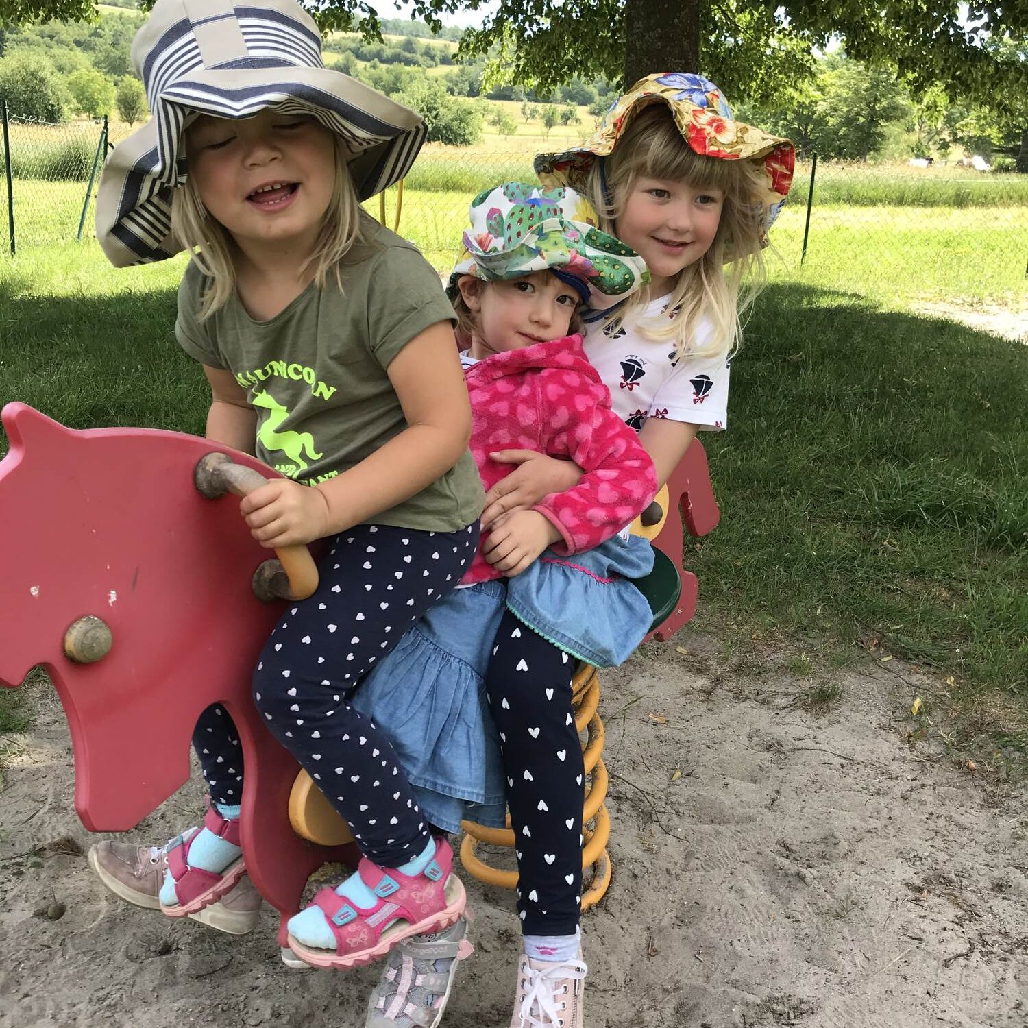 Kinder beim Spielen im Freien